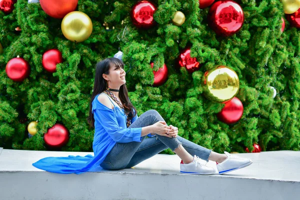 Conceito de Natal e Ano Novo, meninas bonitas estão felizes em cel — Fotografia de Stock