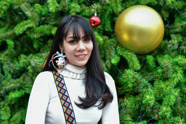 Conceito de Natal e Ano Novo, meninas bonitas estão felizes em cel — Fotografia de Stock