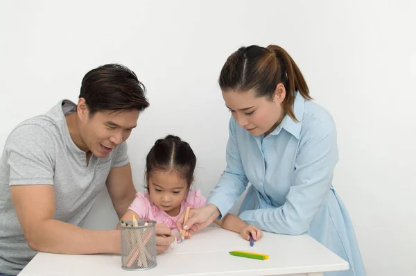 Concept familie. Familys tekent activiteiten in het huis. Famili — Stockfoto