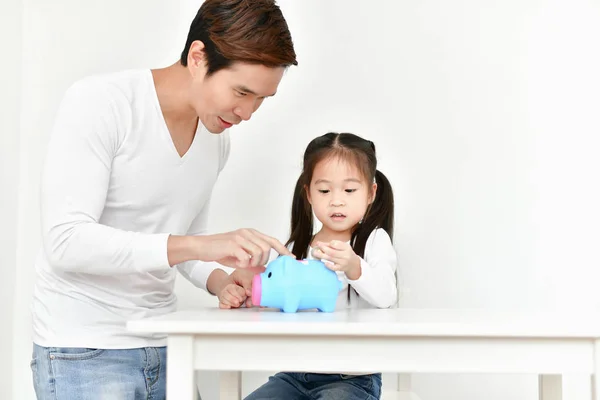 Семейная концепция. Родители учат детей экономить деньги. Fam — стоковое фото