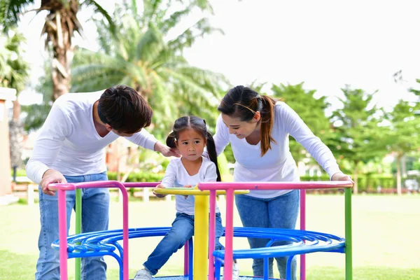 Familienkonzept. glückliche Männchen und Weibchen beim Spielen mit Kindern — Stockfoto