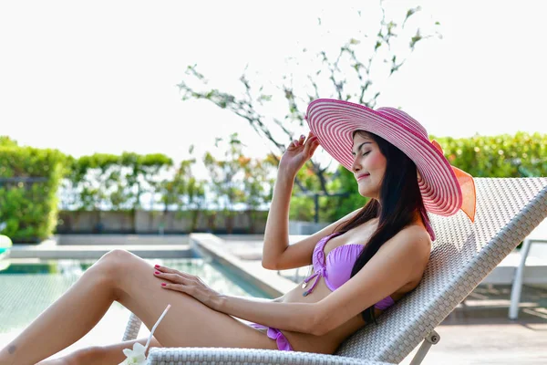 Costume da bagno Concept. Bella ragazza con un costume da bagno rosa. Bellezza — Foto Stock