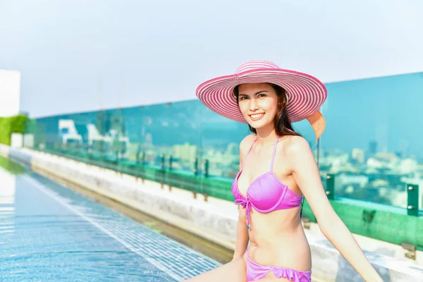 Costume da bagno Concept. Bella ragazza con un costume da bagno rosa. Bellezza — Foto Stock