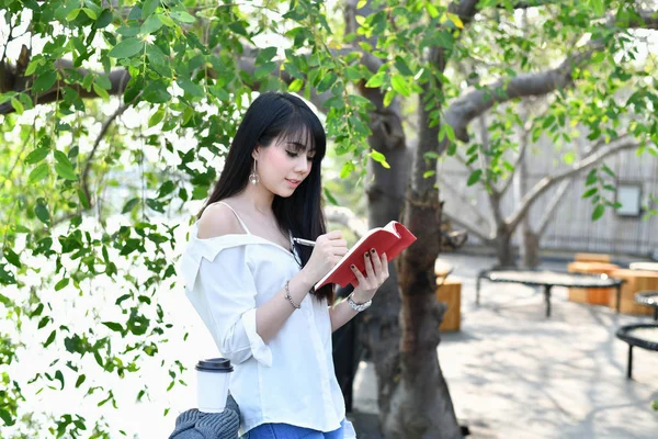 Conceitos de Educação. Mulheres asiáticas lendo livros no parque. Beaut... — Fotografia de Stock