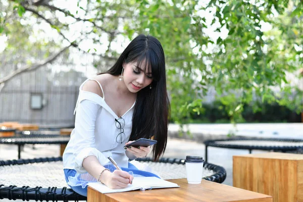 Conceptos educativos. Mujeres asiáticas leyendo libros en el parque. Beaut. — Foto de Stock