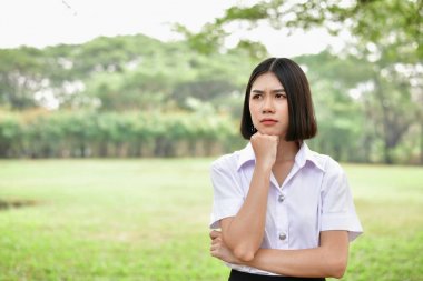 Eğitim kavramları. Güzel genç Asyalı kız olduğunu düşünme serio