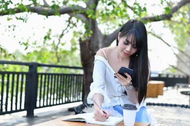 Eğitim kavramları. Asyalı kadın parkta kitap okuma. Güzel