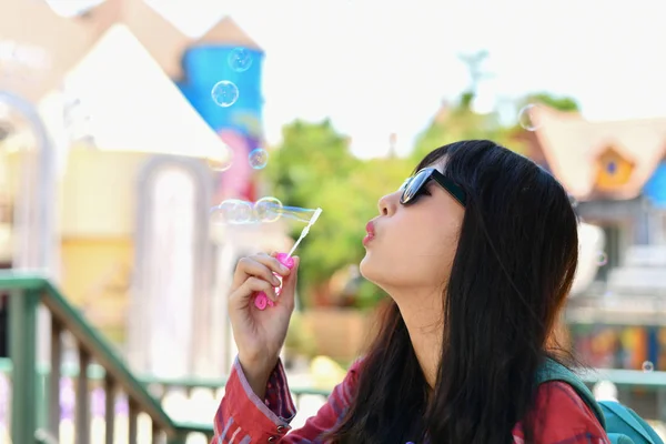 Concetti di viaggio. Bella ragazza sta giocando divertente bolla di sapone. Asia — Foto Stock