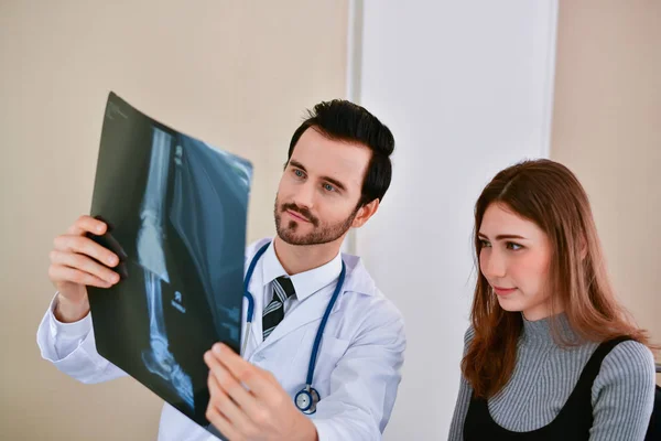 Conceitos de Saúde. Médico e paciente a ver o raio-X. O doct — Fotografia de Stock