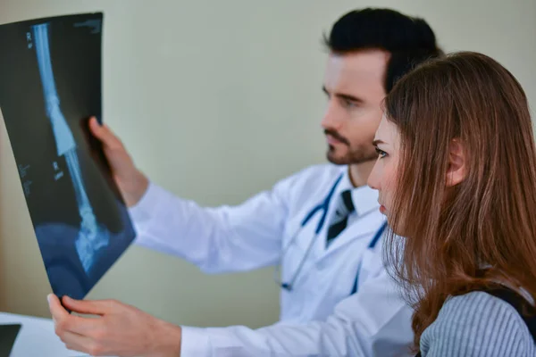 Conceitos de Saúde. Médico e paciente a ver o raio-X. O doct — Fotografia de Stock