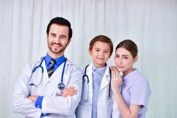 Concetti medici, medici e infermieri sono fiduciosi nel loro lavoro — Foto Stock