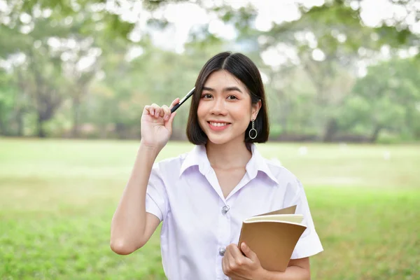 Conceptos educativos. Hermosa estudiante leyendo libros en el parque . — Foto de Stock