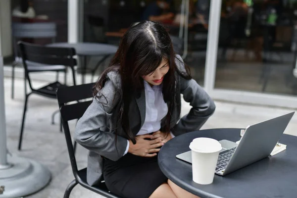 Concepto de negocio. Los jóvenes empresarios se sienten mal. Joven busin — Foto de Stock