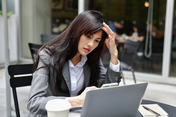 Concepto de negocio. Los jóvenes empresarios se sienten mal. Joven busin — Foto de Stock