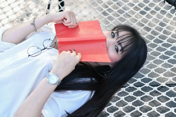 Conceitos de Educação. Mulheres asiáticas lendo livros no parque. Beaut... — Fotografia de Stock