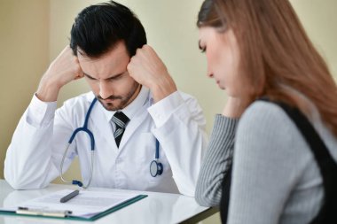 Korkunç tıbbi kavramı. Hasta doktor dia stresli