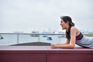 Spor kavram. Güzel kız sahilde w ile egzersiz