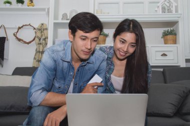 Çiftler kavramı. Aşık oturma odasında oynuyorlar. Çiftler 