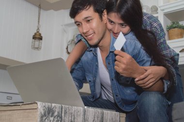 Çiftler kavramı. Aşık oturma odasında oynuyorlar. Çiftler 