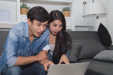 Çiftler kavramı. Aşık oturma odasında oynuyorlar. Çiftler 