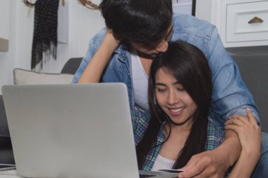 Çiftler kavramı. Aşık oturma odasında oynuyorlar. Çiftler 