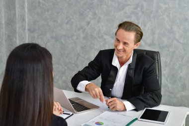 İş kavramları. İşadamı ofisinde çalışıyor. İş Pe