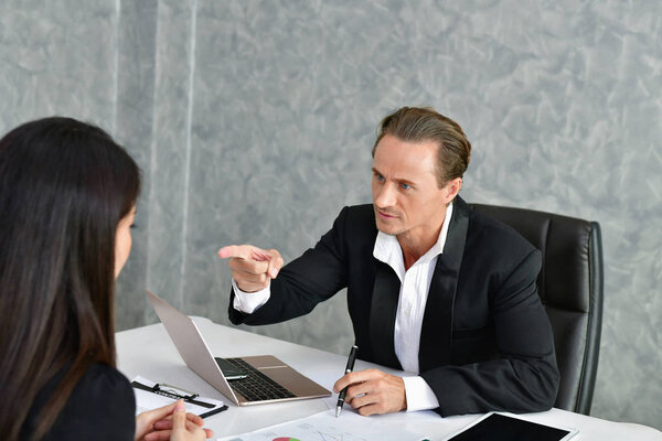 Бизнес-концепции. Бизнесмены работают в офисе. The Busi
