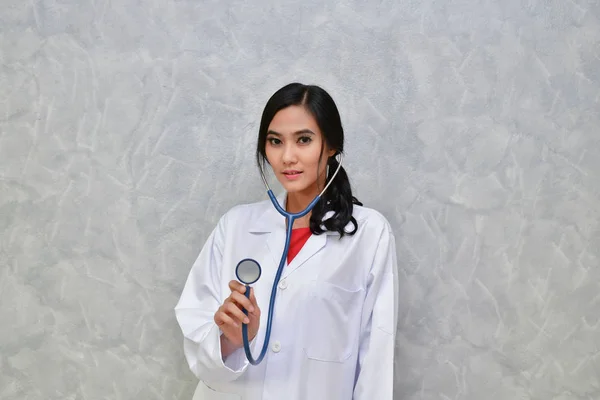 Doctor Concept. Médico sonriente posando en el consultorio. Joven docto — Foto de Stock