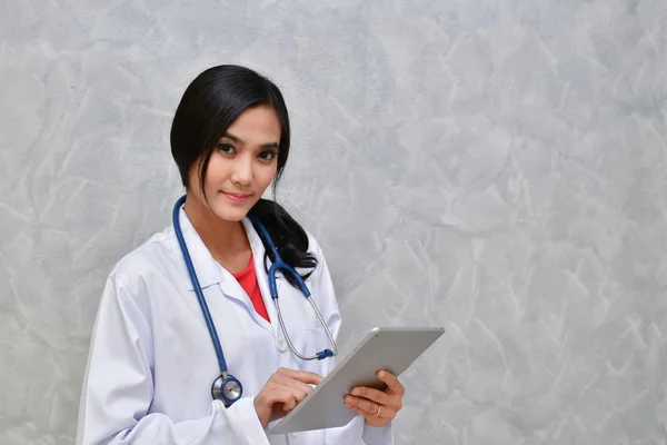 Doctor Concept. Smiling doctor posing in the office. Young docto — Stock Photo, Image