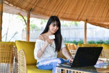 İş kavramı. Genç Asyalı güzel genç iş insanlar ar