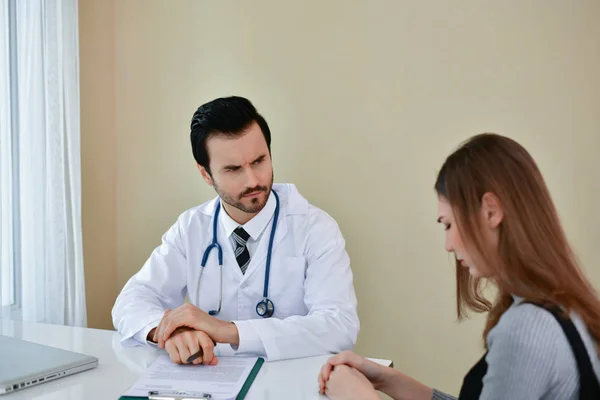 Terrible concepto médico. Pacientes estresantes en el día del médico — Foto de Stock