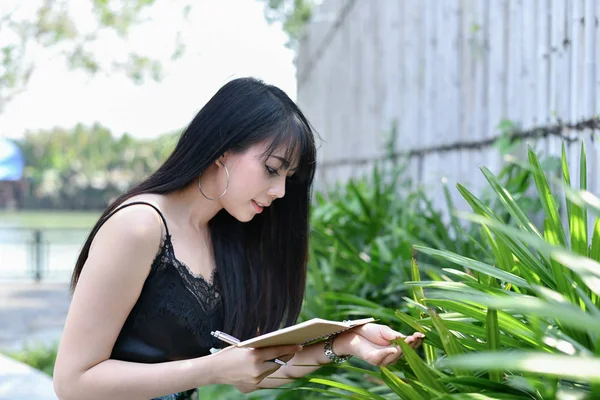 Conceptos educativos. Mujeres asiáticas leyendo libros en el parque. Beaut. — Foto de Stock