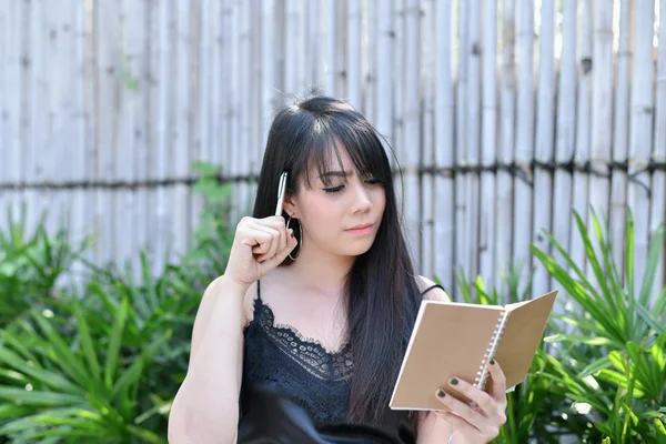 Conceitos de Educação. Mulheres asiáticas lendo livros no parque. Beaut... — Fotografia de Stock