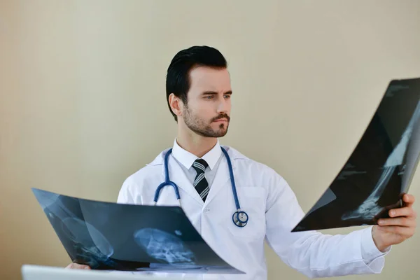 Médico sonriente posando en la oficina, lleva un estetoscopio — Foto de Stock