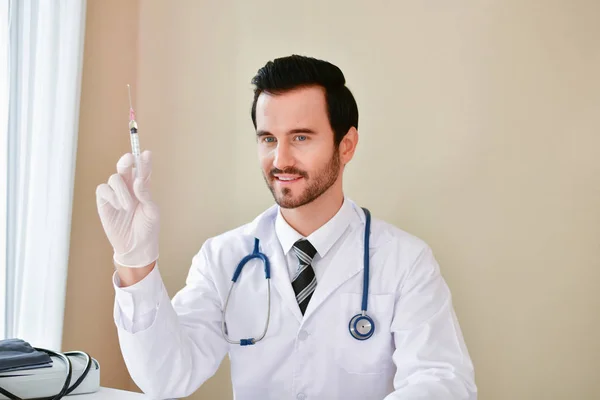 Médico sonriente posando en la oficina, lleva un estetoscopio — Foto de Stock