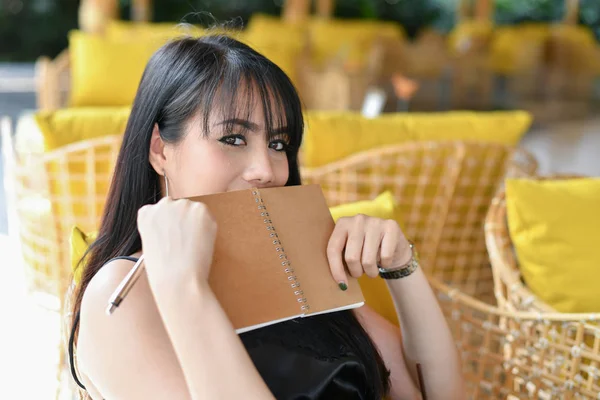 Eğitim kavramları. Asyalı kadın parkta kitap okuma. Güzel