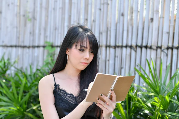 교육 개념입니다. 아시아 여자는 공원에서 책을 읽고입니다. 근사한 — 스톡 사진