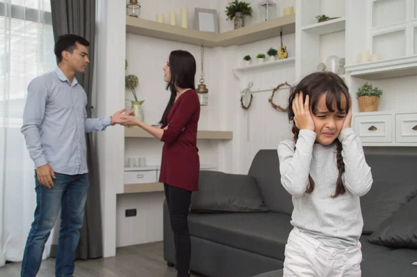 El concepto de peleas familiares de los padres, Jóvenes padres de pareja ar — Foto de Stock