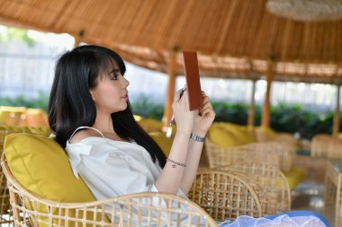 İş Concept.Young Asya iş kadını mutlu bir şekilde çalışıyor. Yo