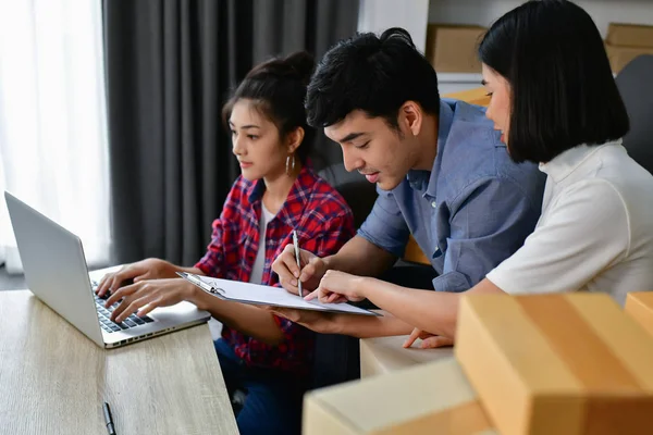 Concepto de negocio Sme. Jóvenes asiáticos están empacando sus paquetes — Foto de Stock