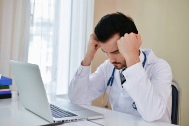 Doktor kavramı. Doktorlar ciddi yüzler yapıyoruz. Doktor 