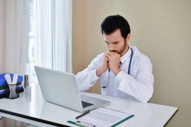 Doktor kavramı. Doktorlar ciddi yüzler yapıyoruz. Doktor 