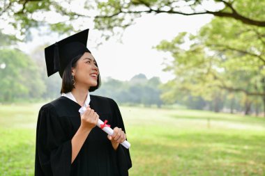 Mezuniyet kavramı. Mezun öğrencilerin mezuniyet günü. Asya 