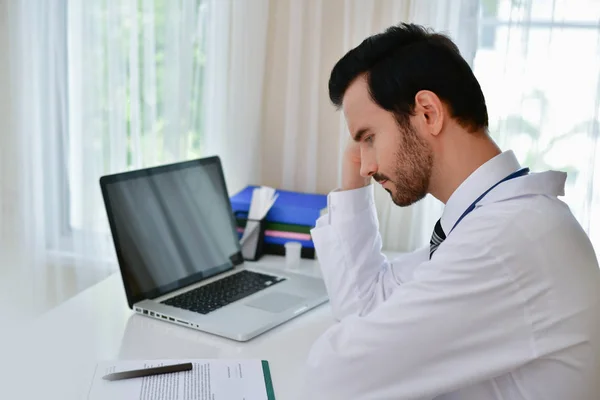 Docteur Concept. Les médecins font des grimaces sérieuses. Le docteur est — Photo