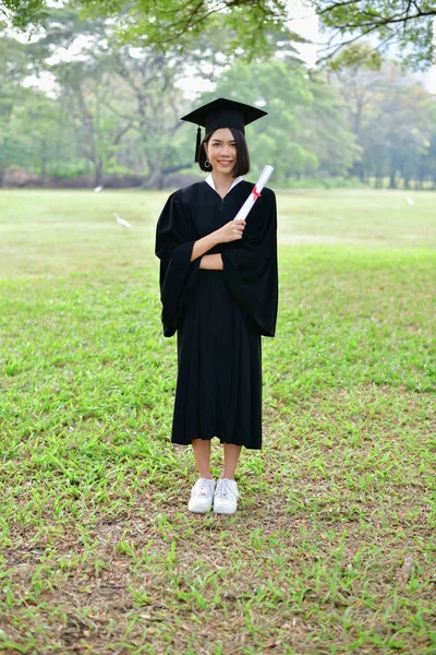 Conceito de Graduação. Estudantes graduados no dia da formatura. Asiático — Fotografia de Stock