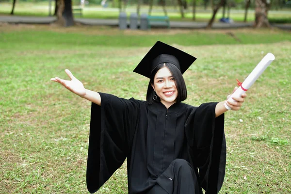 Concetto di laurea. Studenti laureati il giorno della laurea. Asiatico — Foto Stock