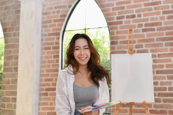 Artista Concepto Hermosa chica. Las mujeres hermosas están creando arte . —  Fotos de Stock