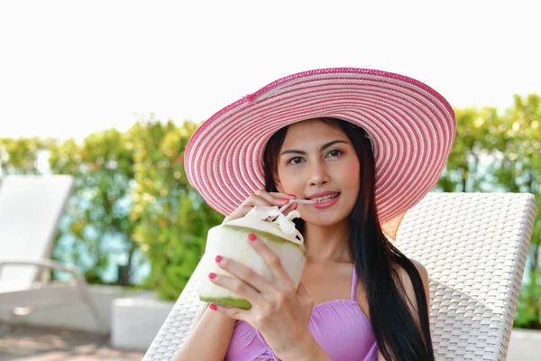 Conceito de fato de banho. Meninas bonitas em roupa de banho estão bebendo. Ásia — Fotografia de Stock