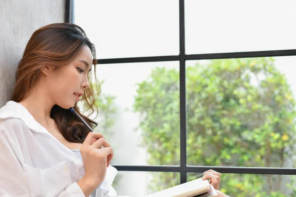 Artista Concepto Hermosa chica. Las mujeres hermosas están creando arte . — Foto de Stock