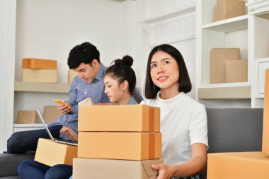 KOBİ iş kavramı. Asya gençler onların paketiDesteklenen ambalaj